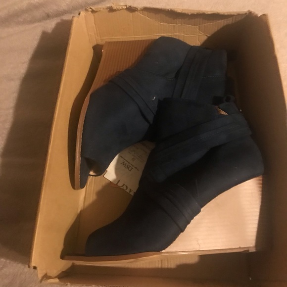 Brand new, never worn ladies bootie! DSW, purchased! Size 11…. - Picture 3 of 5